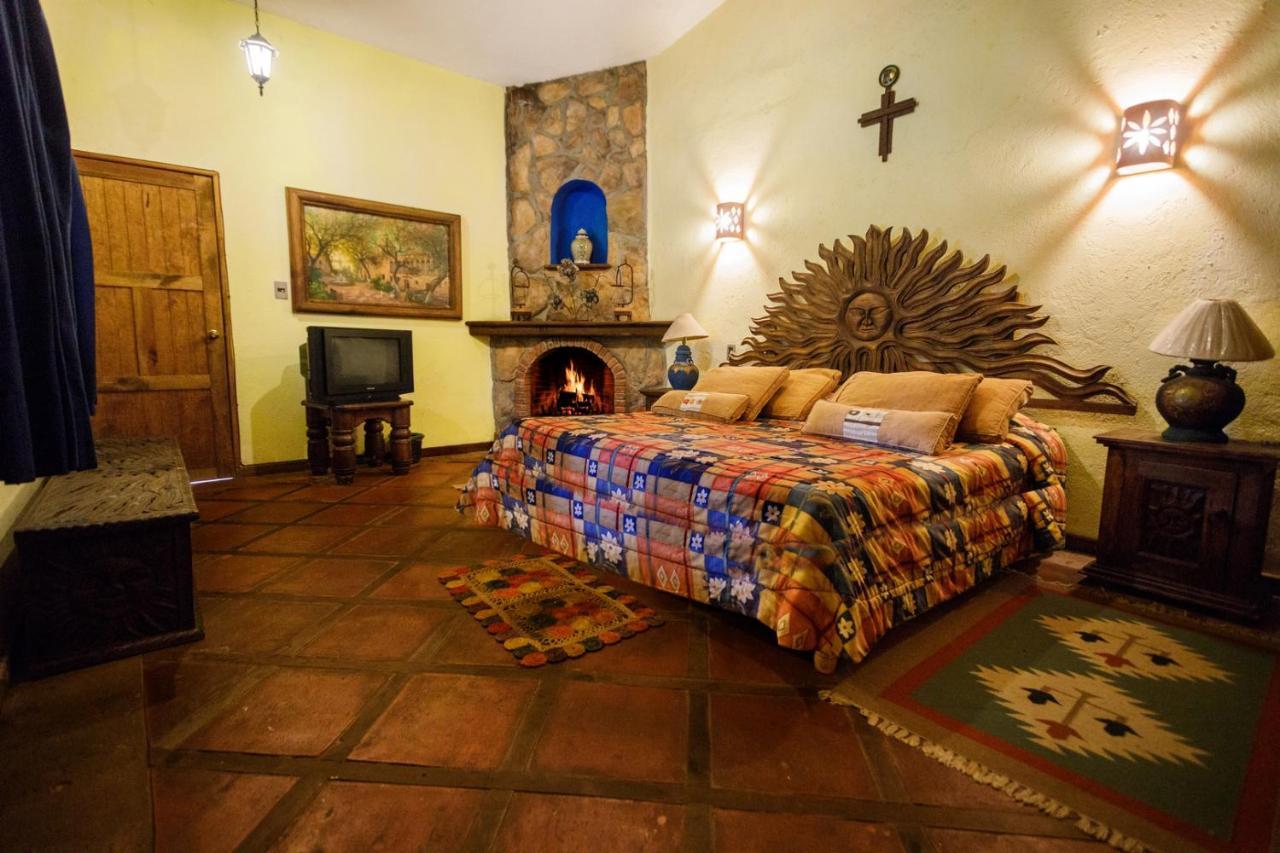 Lago Sol Hotel & Suites Цинцунцан Экстерьер фото